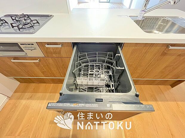 【食器洗い乾燥機】食後の時間にゆとりを与えてくれる食器洗い乾燥機。
操作ボタンも上面にあるので、腰をかがめずに操作ができラクラクです。