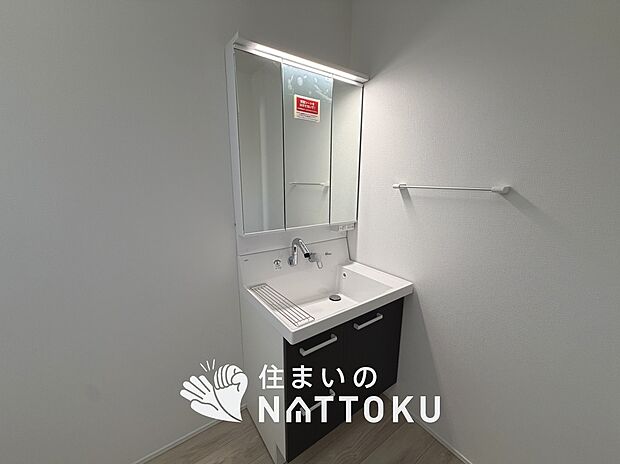 【洗面台・洗面所】鏡の両サイドは、必要なものを取出しやすく、大きな鏡面で朝の準備も快適。
使いやすいリフトアップ機能付きのシングルレバーシャワー水栓付です。
