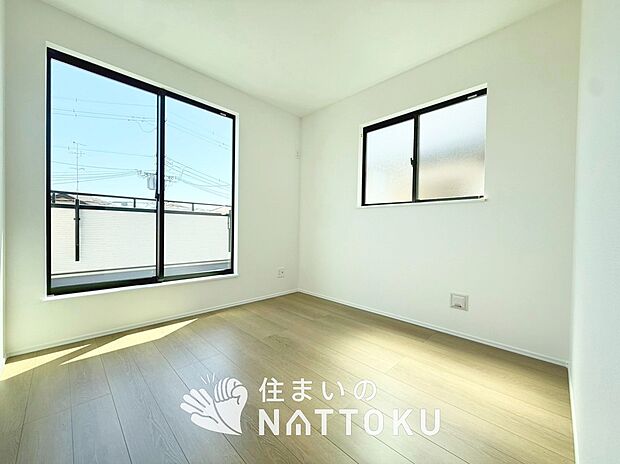 【現地写真(寝室)】木目の美しさを際立たせるシンプルデザインの建具を使用しています。