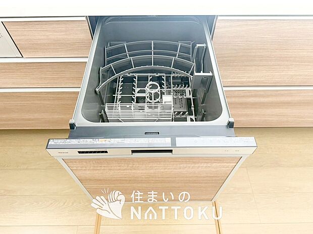 【食器洗い乾燥機】食後の時間にゆとりを与えてくれる食器洗い乾燥機。
操作ボタンも上面にあるので、腰をかがめずに操作ができラクラクです。