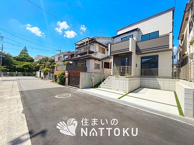 【現地写真(前道含む外観)】軽くて火災に強い屋根材を採用し、地震時の建物への負担や揺れを軽減しています。