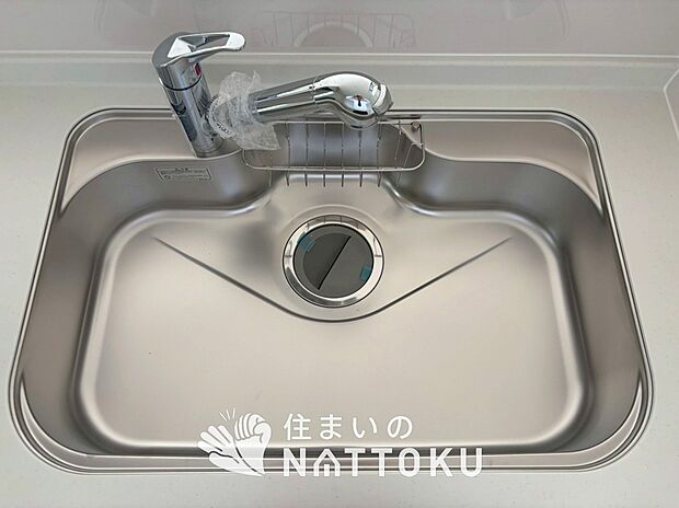 【浄水器内臓ハンドシャワー付シンク】広々とした凸型シンクに洗剤ポケットを標準装備。すっきり収納できます。
また、蛇口の先端に浄水器を内蔵しているため場所をとりません。