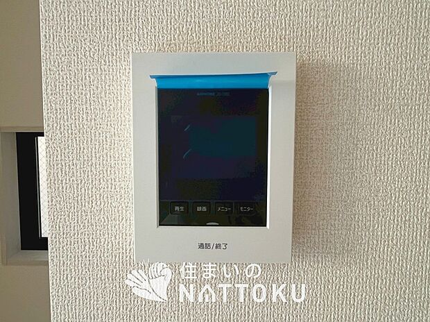 【TVモニター付インターホン】録画機能付きで、自動録画のほか、手動録画もできます。
受話、呼出音量の調整、明るさ調整が可能です。また、来訪者をズーム機能でズームアップして確認できます。