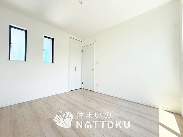 【現地写真(洋室)】木目の美しさを際立たせるシンプルデザインの建具を使用しています。