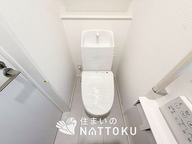 【トイレ】汚れてもサッとひと拭きでお手入れ簡単、エコ仕様の温水洗浄便座付きのトイレです。
バリアフリーにも配慮しています。
