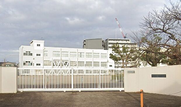 高槻市立富田小学校(約450m)