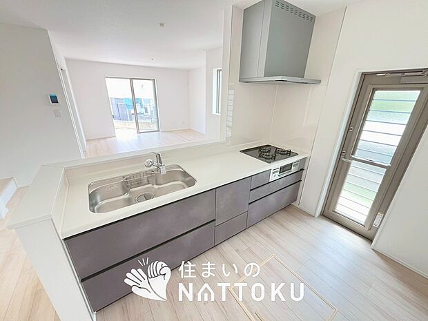 【現地写真（キッチン）】収納たっぷりのシステムキッチン、浄水器付水栓を標準装備しています。