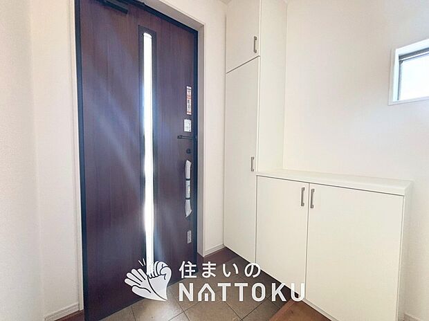 【現地写真(玄関)】玄関には、大型のシューズ収納を設置しています。