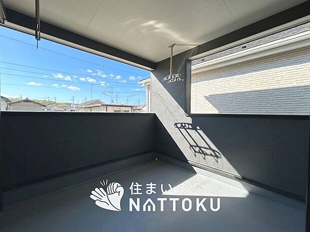 【バルコニー】奥行きが広く、洗濯物をゆったりと干せる十分な広さで、家族の洗濯も捗ります。