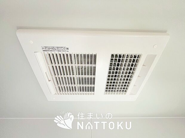 【浴室暖房換気乾燥機】サイドブロー機能で、乾燥効率アップです。
サイドに吹き出しを搭載することにより浴室内を端まで循環する気流ができ、さらに省エネ性能がアップします。