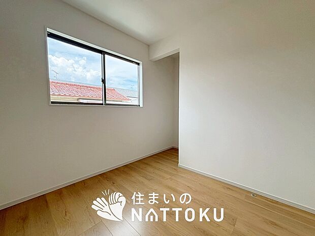 【現地写真(洋室)】木目の美しさを際立たせるシンプルデザインの建具を使用しています。