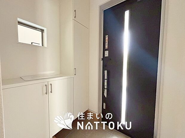 【現地写真(玄関)】玄関には、大型のシューズ収納を設置しています。