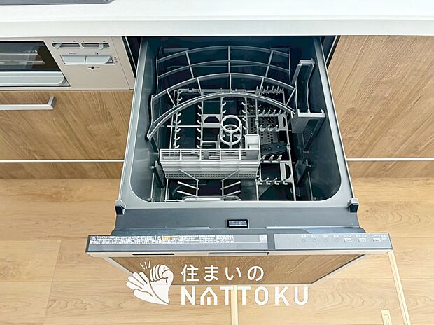 【食器洗い乾燥機】食後の時間にゆとりを与えてくれる食器洗い乾燥機。
操作ボタンも上面にあるので、腰をかがめずに操作ができラクラクです。