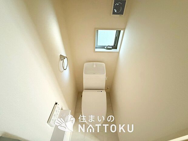 【トイレ】汚れてもサッとひと拭きでお手入れ簡単、エコ仕様の温水洗浄便座付きのトイレです。
バリアフリーにも配慮しています。