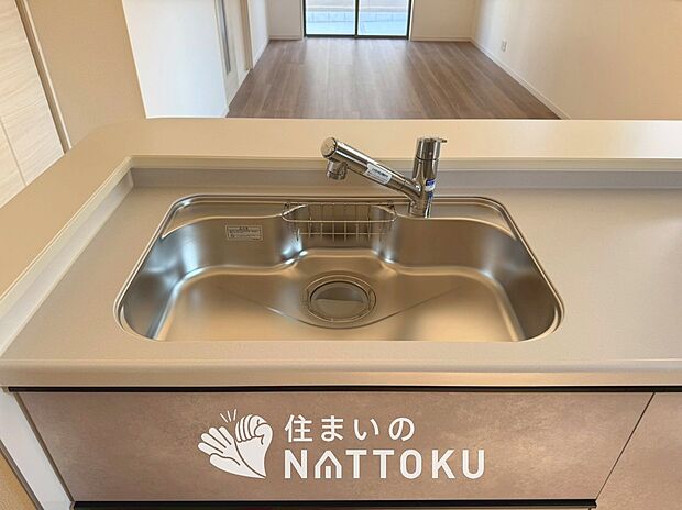 【浄水器内臓型ハンドシャワー付シンク】傷や汚れが付きにくい静音仕様の全面エンボス加工シンク。
また、蛇口の先端に浄水器を内蔵。浄水シャワーが使える毎分4リットルのたっぷり浄水。

