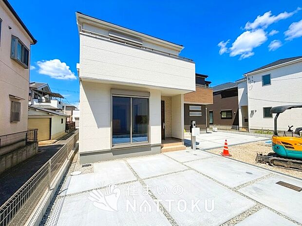 【現地写真(外観)【2号地】】軽くて火災に強い屋根材を採用し、地震時の建物への負担や揺れを軽減しています。