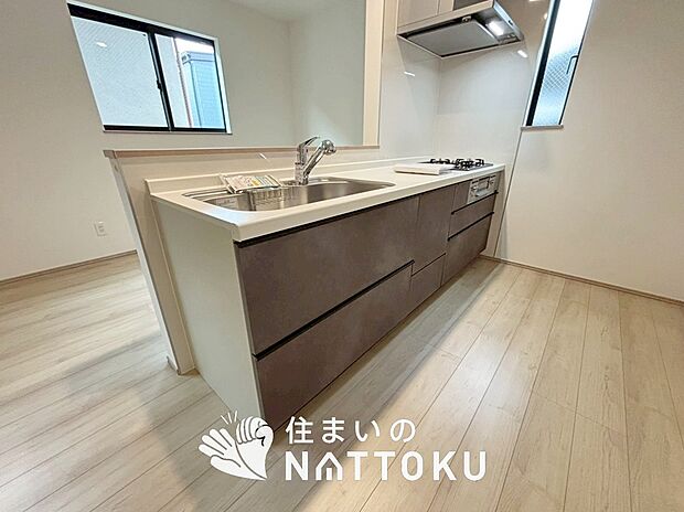 【現地写真（キッチン）】収納たっぷりのシステムキッチン、浄水器付水栓を標準装備しています。