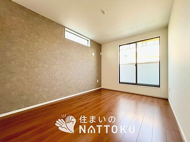 【現地写真（寝室）】木目の美しさを際立たせるシンプルデザインの建具を使用しています。