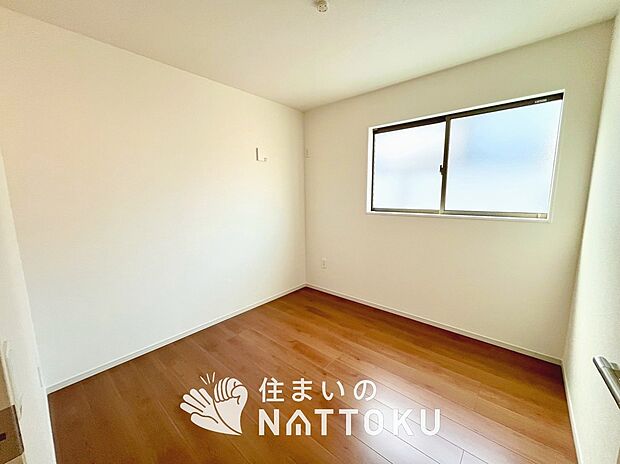 【現地写真(洋室)】木目の美しさを際立たせるシンプルデザインの建具を使用しています。