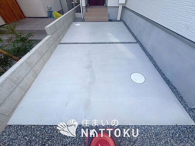 【現地写真（駐車場）】駐車スペースが広く、運転が苦手な方も安心です。