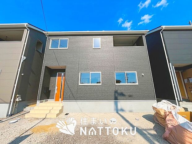 【現地写真(外観)【2号地】】軽くて火災に強い屋根材を採用し、地震時の建物への負担や揺れを軽減しています。