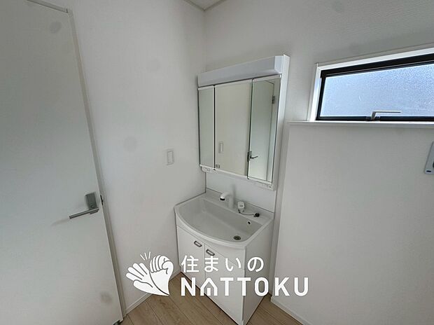 【洗面台・洗面所】鏡の両サイドは、必要なものを取出しやすく、大きな鏡面で朝の準備も快適。
使いやすいリフトアップ機能付きのシングルレバーシャワー水栓付です。