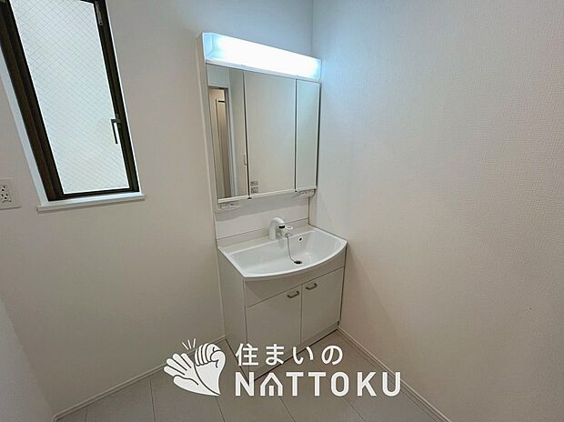 【洗面台・洗面所 】鏡の両サイドは、必要なものを取出しやすく、大きな鏡面で朝の準備も快適。
使いやすいリフトアップ機能付きのシングルレバーシャワー水栓付です。