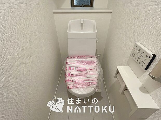 【トイレ 】汚れてもサッとひと拭きでお手入れ簡単、エコ仕様の温水洗浄便座付きのトイレです。
バリアフリーにも配慮しています。