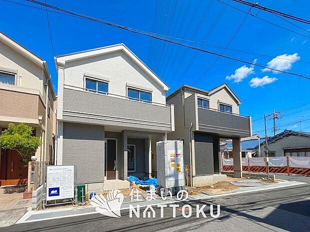 【現地写真(街並み)】雨で汚れを落とし、耐久性・耐候性に優れた外壁を使用しています。