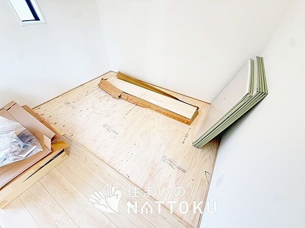 【現地写真（和室）】大壁仕様の新和室。くつろぎの空間です。