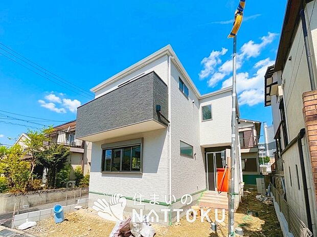 【現地写真(外観)】軽くて火災に強い屋根材を採用し、地震時の建物への負担や揺れを軽減しています。
