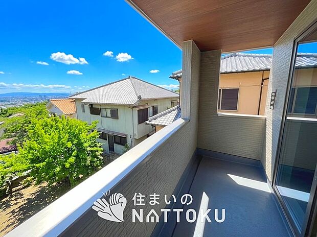 【バルコニー】奥行きが広く、洗濯物をゆったりと干せる十分な広さで、家族の洗濯も捗ります。