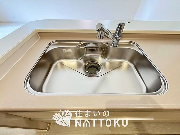 【浄水器内臓型ハンドシャワー付シンク】傷や汚れが付きにくい静音仕様の全面エンボス加工シンク。
また、蛇口の先端に浄水器を内蔵。浄水シャワーが使える毎分4リットルのたっぷり浄水。