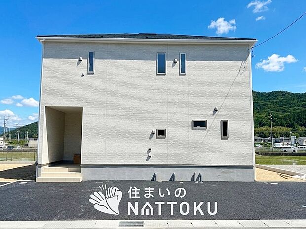 【現地写真(外観)【1号地】】軽くて火災に強い屋根材を採用し、地震時の建物への負担や揺れを軽減しています。