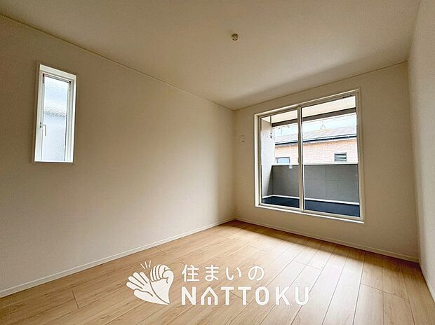 【現地写真(寝室)】木目の美しさを際立たせるシンプルデザインの建具を使用しています。