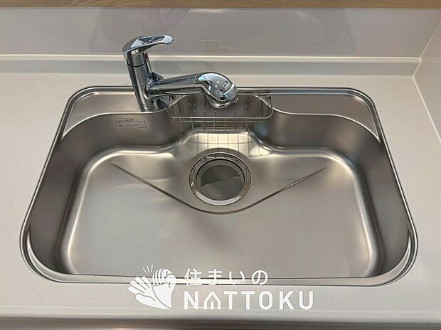 【浄水器内臓ハンドシャワー付シンク】広々とした凸型シンクに洗剤ポケットを標準装備。すっきり収納できます。
また、蛇口の先端に浄水器を内蔵しているため場所をとりません。