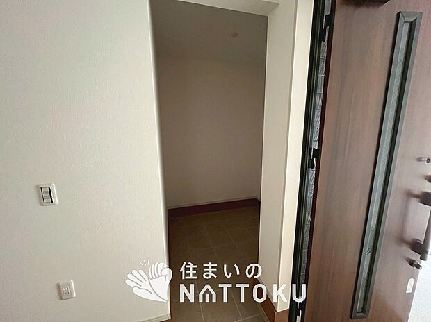 【現地写真(玄関)】玄関には、大型のシューズ収納を設置しています。