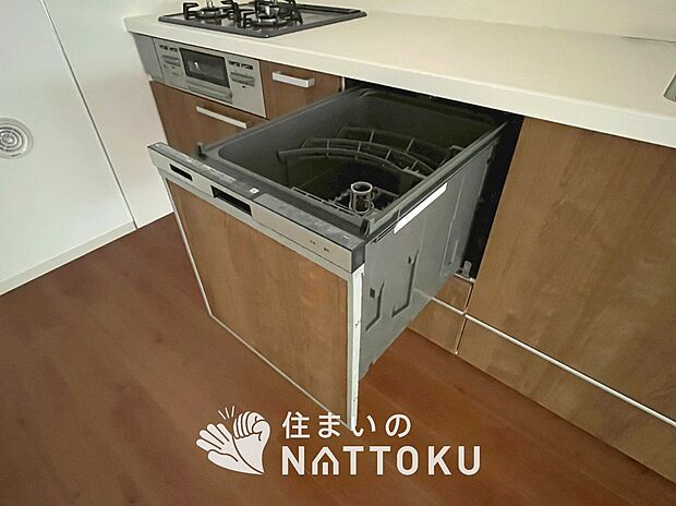 【食器洗い乾燥機】食後の時間にゆとりを与えてくれる食器洗い乾燥機。
操作ボタンも上面にあるので、腰をかがめずに操作ができラクラクです。
