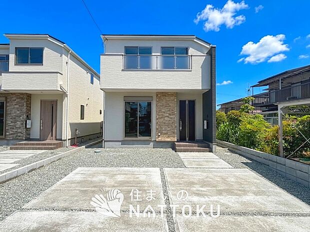 【現地写真(外観)【1号地】】軽くて火災に強い屋根材を採用し、地震時の建物への負担や揺れを軽減しています。