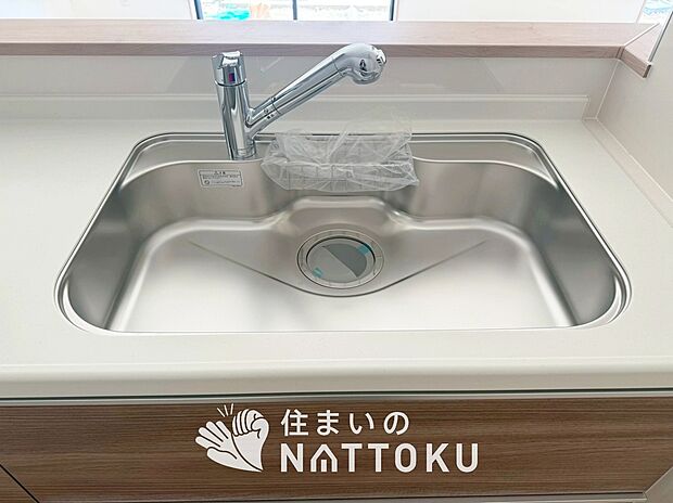 【浄水器内臓ハンドシャワー付シンク】広々とした凸型シンクに洗剤ポケットを標準装備。すっきり収納できます。
また、蛇口の先端に浄水器を内蔵しているため場所をとりません。