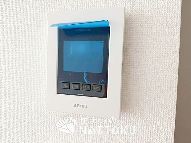【TVモニター付インターホン】来訪者を画像と音声で確認できる、防犯性に優れた安心のシステム。
スッキリしたデザインで、誰でも簡単に操作できます。