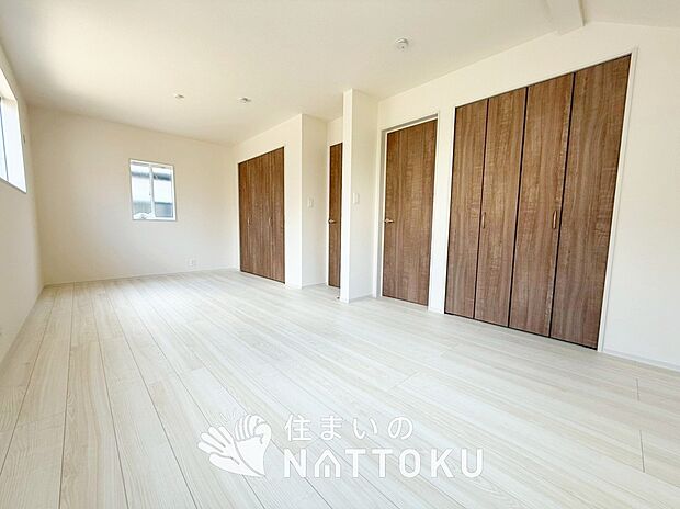 【現地写真（寝室）】木目の美しさを際立たせるシンプルデザインの建具を使用しています。
