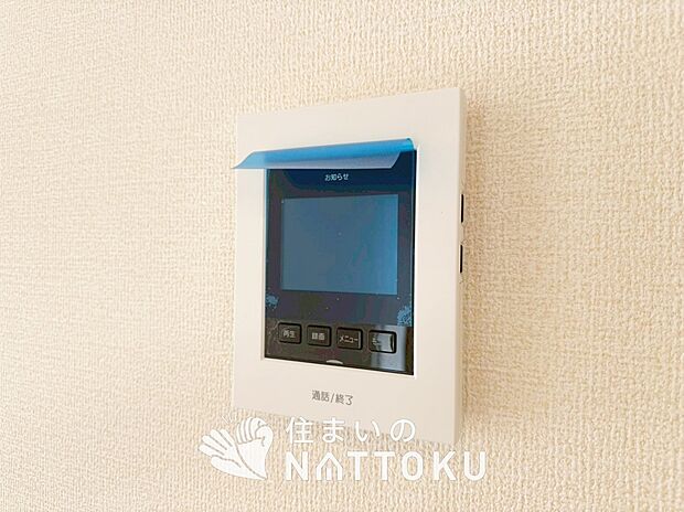 【TVモニター付インターホン】手放し通話ができ、送話表示灯で送話・受話状態が確認できます。
映像と音声で玄関先の様子をチェックできるモニター機能や、夜間の訪問者の顔も確認できるLEDライトを装備しています。