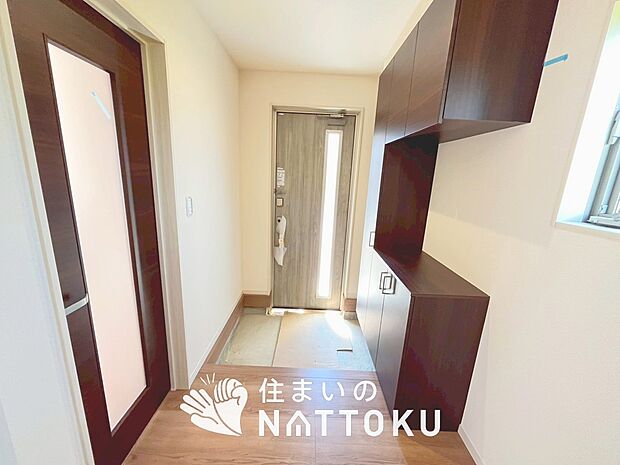 【現地写真(玄関)】玄関には、大型のシューズ収納を設置しています。