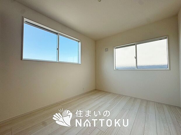 【現地写真(洋室)】木目の美しさを際立たせるシンプルデザインの建具を使用しています。