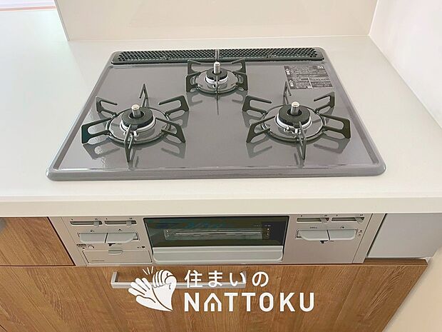 【ビルトインコンロ】フラットな構造で清掃性が高く、過熱防止センサー付3口タイプで日頃の家事も快適です。