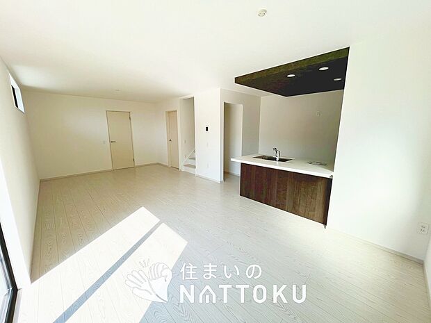 【現地写真(リビング)】フローリング材には、木目、色調など木材特有の風合いがあり、ナチュラルな美しさになっています。