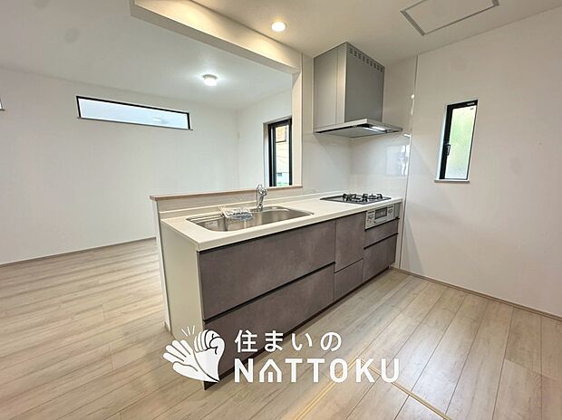 【現地写真(キッチン)】収納たっぷりのシステムキッチン、浄水器付水栓を標準装備しています。