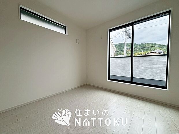 【現地写真(寝室)】木目の美しさを際立たせるシンプルデザインの建具を使用しています。