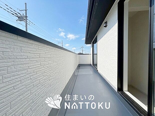 【バルコニー】奥行きが広く、洗濯物をゆったりと干せる十分な広さで、家族の洗濯も捗ります。